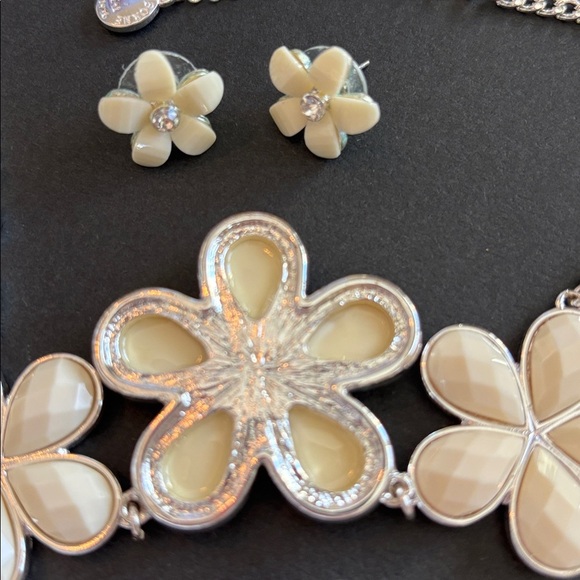 Liz Claibourne Silver toned White Facetted Flower Necklace and earrings set - Picture 7 of 12